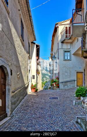 Eine enge Straße zwischen den alten Häusern von Castrovalva, einer Stadt in der Region Abruzzen, Italien Stockfoto