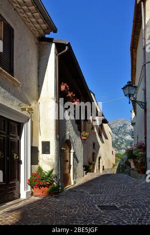 Eine enge Straße zwischen den alten Häusern von Castrovalva, einer Stadt in der Region Abruzzen, Italien Stockfoto