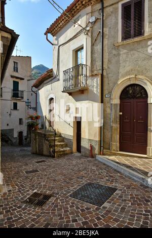 Eine enge Straße zwischen den alten Häusern von Castrovalva, einer Stadt in der Region Abruzzen, Italien Stockfoto