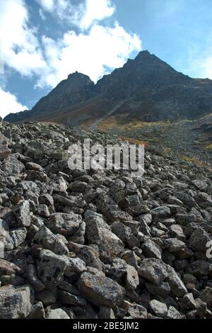 Geröllwüste am Fuss des Dschimels beim Albulapass in Graubünden, Schweiz Stockfoto