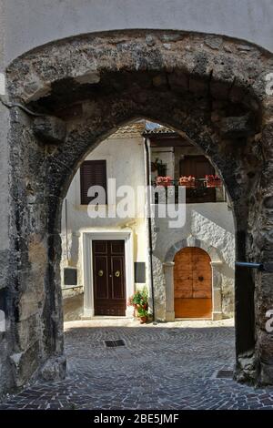 Eine enge Straße zwischen den alten Häusern von Castrovalva, einer Stadt in der Region Abruzzen, Italien Stockfoto