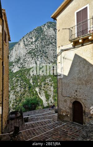 Eine enge Straße zwischen den alten Häusern von Castrovalva, einer Stadt in der Region Abruzzen, Italien Stockfoto