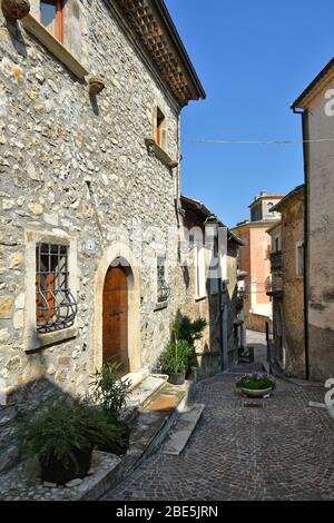 Eine enge Straße zwischen den alten Häusern von Castrovalva, einer Stadt in der Region Abruzzen, Italien Stockfoto