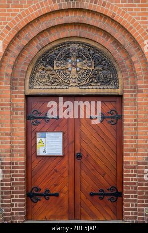 London, Großbritannien. April 2020. Obwohl es Ostersonntag ist, sind die Kirchen von Clapham (einschließlich der St. Lukes Church) und Balham alle geschlossen. Die "Lockdown" geht weiter für den Ausbruch des Coronavirus (Covid 19) in London. Kredit: Guy Bell/Alamy Live News Stockfoto