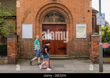 London, Großbritannien. April 2020. Obwohl es Ostersonntag ist, sind die Kirchen von Clapham (einschließlich der St. Lukes Church) und Balham alle geschlossen. Die "Lockdown" geht weiter für den Ausbruch des Coronavirus (Covid 19) in London. Kredit: Guy Bell/Alamy Live News Stockfoto