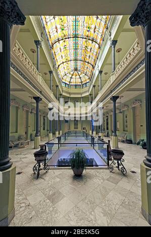 Das Hotel Raquel ist von innen mit einer beeindruckenden Dachluke ausgestattet. Havanna Kuba Stockfoto