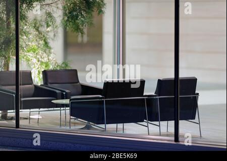 Leere Stühle in der Lobby oder im Atrium eines Bürogebäudes Stockfoto