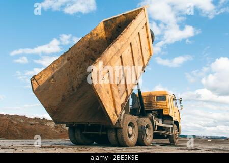 Alter Kipper auf einer Baustelle. Ausrüstung für den Bau. Stockfoto