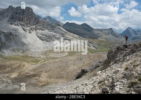 Wanderer im Val d'Agnel mit Blick auf Corn Alv in Graubünden, Schweiz Stockfoto