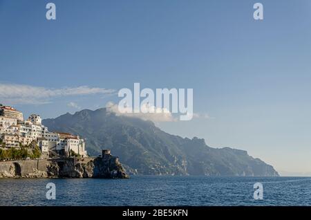 Blick vom Mittelmeer auf eine der vielen Villen, die von Bergen an der Amalfi Küste umgeben sind. Kampanien. Italien Stockfoto