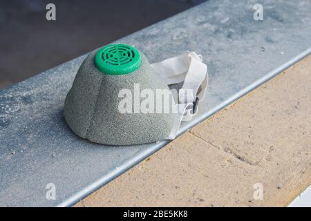 Konstruktionsmaske. Atemmaske des Mitarbeiters Stockfoto
