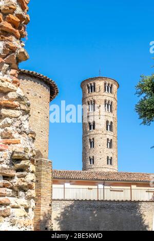 Blick auf den campanile von Basilica di Sant'Apollinare Nuovo vom Palast des Theoderich in Ravenna, Italien Stockfoto