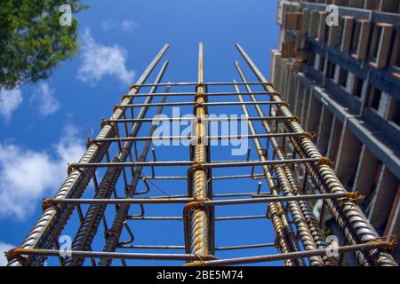 Stahlgestell zum Ausgießen von Beton. Bauresten mit Spuren von Rost. Industrieller Hintergrund. Die Basis der Säule eines Hauses unter Bau Stockfoto