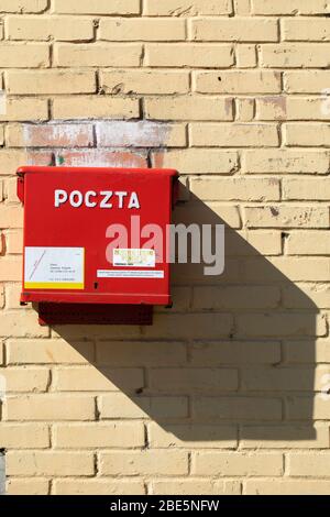 Postkasten und sein Schatten. Polnische Post 'Poczta Polska', Gniezno, Polen. Stockfoto