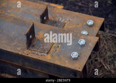 Industrieller Hintergrund. Die Verwendung von Metall für den Bau von Gebäuden und Strukturen. Stockfoto