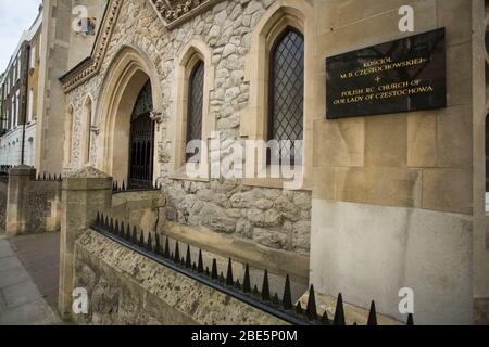 London, Großbritannien. April 2020. Heilige Messe in der polnischen Kirche unserer Lieben Frau von Tschenstochau in London, Engel. Die Heilige Messe, die am Ostersonntag von Pater Bogdan Kołodziej geleitet wurde, wird aufgrund des Verbots von gesellschaftlichen Zusammenkünften, das durch den Ausbruch des Coronavirus verursacht wurde, im Internet übertragen. Quelle: Marcin Nowak/Alamy Live News Stockfoto