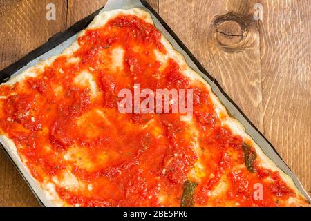 Vegane Tomate Pizza Pfanne ohne Käse bereit, im Holzofen zu backen Stockfoto