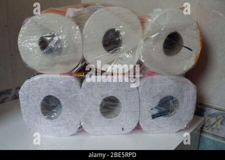 pack Toilettenrollen Stockfoto