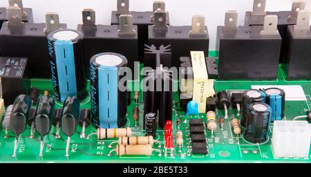Leiterplatte. Nahaufnahme von elektronischen Schaltungen in der Technik. Stockfoto