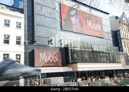 Nachdem wir die letzten Tage mit dem Aufbau des Set Event verbracht haben, seien die Organisatoren vorsichtig, indem sie die europäische Premiere von Disney’s Mulan herunterskalieren. Ohne roten Teppich Ankunft wird der Film immer noch als kleinere Veranstaltung im Odeon Kino gezeigt werden. London. 12.03.30 Featuring: Atmosphere, View, GV of the Premiere being Dismounte wo: Liverpool, United Kingdom Wann: 12 Mar 2020 Quelle: WENN.com Stockfoto