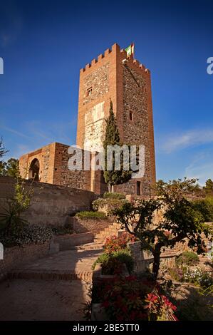 Die Alcazaba, auch bekannt als ‘Fortaleza’, eine arabische Festung aus dem 8. Jahrhundert, die Vêlez Malaga, Andalusien, Spanien dominiert. Gebaut, um die lokale Bevölkerung zu unterwerfen. Stockfoto