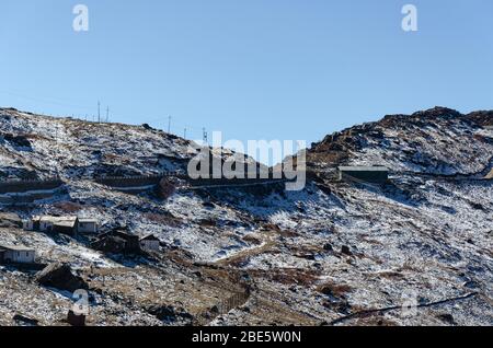 Blick auf die schneebedeckte Landschaft des Nathu La Mountain Pass im Dezember in Sikkim, Indien Stockfoto