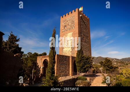 Die Alcazaba, auch bekannt als ‘Fortaleza’, eine arabische Festung aus dem 8. Jahrhundert, die Vêlez Malaga, Andalusien, Spanien dominiert. Gebaut, um die lokale Bevölkerung zu unterwerfen. Stockfoto