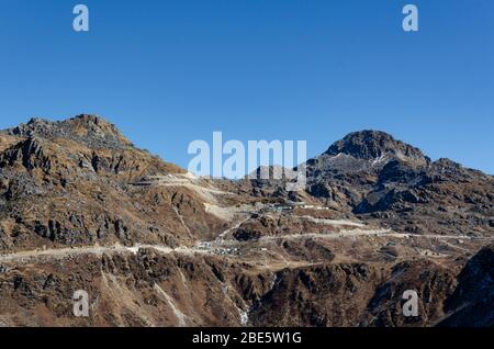 Blick auf die trockene karge Landschaft des Nathu La Mountain Pass im Dezember in Sikkim, Indien Stockfoto