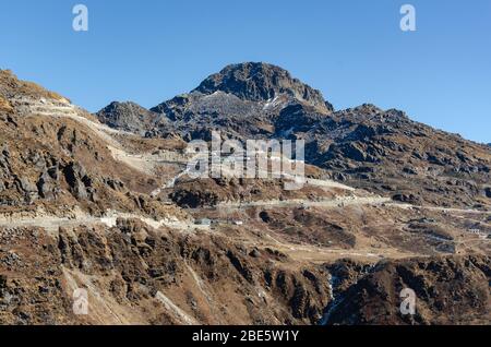 Blick auf die trockene karge Landschaft des Nathu La Mountain Pass im Dezember in Sikkim, Indien Stockfoto