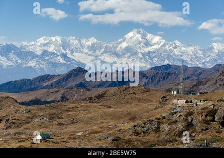 Massive schneebedeckte Kangchendzönga Massiv mit Blick auf die trockene karge Landschaft im Dezember, wie aus Nathu La Pass, Sikkim, Indien Stockfoto