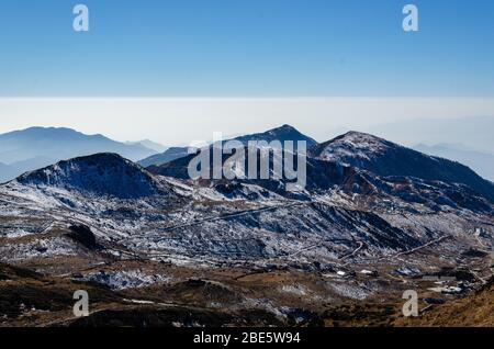 Blick auf die schneebedeckte Landschaft des Nathu La Mountain Pass im Dezember in Sikkim, Indien Stockfoto