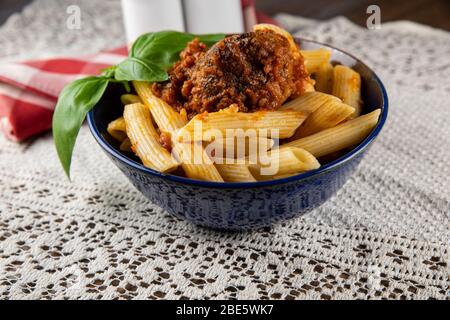 Schüssel mit hausgemachten Ziti Pasta mit roten Sause und Fleischbällchen. Stockfoto