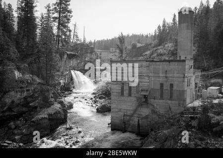 Industriekraftwerk am Rande eines Flusses und Wasserfalls in British Columbia, Kanada Stockfoto