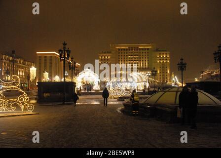 X-Mas Ornamente und Beleuchtung im Park des Stadtzentrums von Moskau. Stockfoto