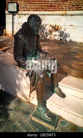 Skulptur von Cervantes, spanischer Dichter und Dramatiker, der 'Don Quixote' schrieb, außerhalb des 16. Jahrhunderts La Casa Cervantes in Velez Malaga, Spanien. Stockfoto