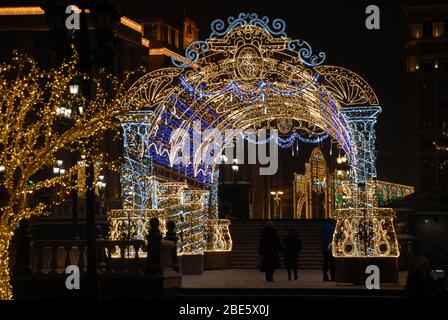 X-Mas Ornamente und Beleuchtung im Park des Stadtzentrums von Moskau. Stockfoto