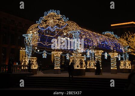 X-Mas Ornamente und Beleuchtung im Park des Stadtzentrums von Moskau. Stockfoto