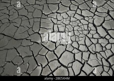 Trockene Risse im Land, schwere Wasserknappheit, Verschlechterung der natürlichen Umwelt, die menschliche Umwelt ist vor einer schweren Krise, China Luannan County Stockfoto