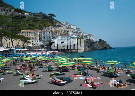 Sonnenbaden an der Küste der Amalfiküste, Italien Stockfoto