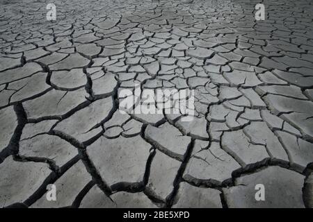 Trockene Risse im Land, schwere Wasserknappheit, Verschlechterung der natürlichen Umwelt, die menschliche Umwelt ist vor einer schweren Krise, China Luannan County Stockfoto