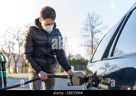 Tanken des Pkw-Tanks in Krisenzeiten Stockfoto