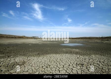 Trockene Risse im Land, schwere Wasserknappheit, Verschlechterung der natürlichen Umwelt, die menschliche Umwelt ist vor einer schweren Krise, China Luannan County Stockfoto