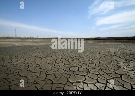Trockene Risse im Land, schwere Wasserknappheit, Verschlechterung der natürlichen Umwelt, die menschliche Umwelt ist vor einer schweren Krise, China Luannan County Stockfoto