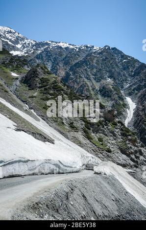 Trockene Himalaya Bergkette Landschaft aus der Srinagar-Leh Mountain Road, in Ladakh, Indien Stockfoto