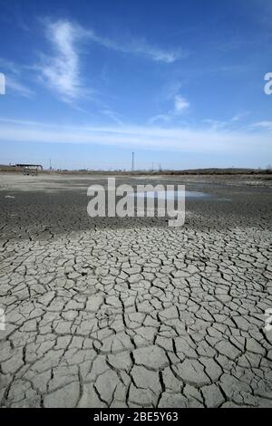 Trockene Risse im Land, schwere Wasserknappheit, Verschlechterung der natürlichen Umwelt, die menschliche Umwelt ist vor einer schweren Krise, China Luannan County Stockfoto