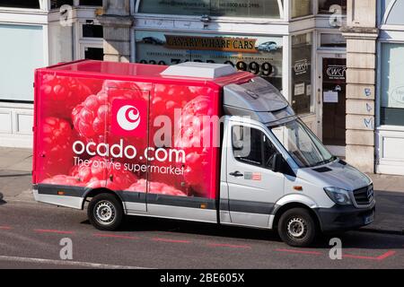 Der Lieferwagen Ocado parkte auf einer Straße in London. Stockfoto