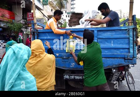 Dhaka, Bangladesch. April 2020. Ein Mann kauft am 12. April 2020 in einem staatlich geführten Mobilshop in einer Straße in Dhaka, Bangladesch, das Wesentliche. Die Regierung von Bangladesch hat den Verkauf von Grundstücken auf dem offenen Markt zu subventionierten Zinssätzen in Teilen des Kapitals Dhaka eingeführt. Kredit: Str/Xinhua/Alamy Live News Stockfoto