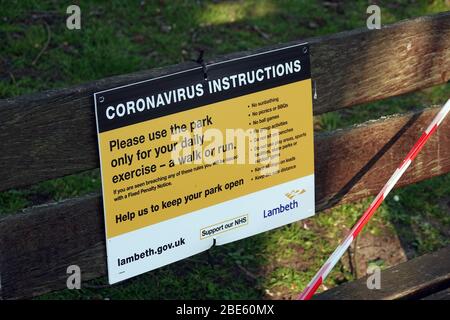 London 12..4.29 Bank Holiday Wochenende Workouts nahmen verschiedene Formen an, wie das Wetter schön wurde. anmelden Lambeth Park zeigt Einschränkungen Bild Stockfoto