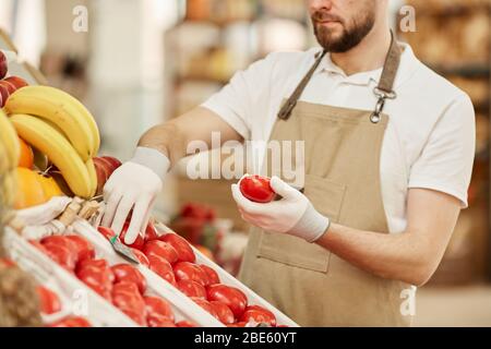Cropped Portrait of bärtigen Mann mit frischen Bio-Tomaten während Verkauf von lokalen Produkten auf Obst und Gemüse Stand auf Bauernmarkt, Kopierraum Stockfoto