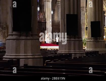 New York, USA. April 2020. Die Kirchenbänke sind wegen der Coronavirus-Pandemie leer, während Kardinal Timothy Dolan am Sonntag, den 12. April 2020, in der St. Patrick's Cathedral in New York City die Ostermesse anbietet. Zum ersten Mal haben die US-Regierung und Präsident Trump alle 50 Staaten für ein und dasselbe Ereignis zu einer großen Katastrophe erklärt. Foto von John Angelillo/UPI Quelle: UPI/Alamy Live News Stockfoto